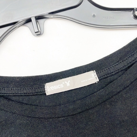 Tresics black thigh side slit basic tee - Picture 3 of 5